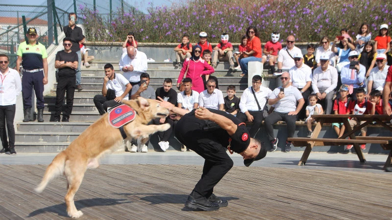 Serik Bilim Festivalinin ilgi odağı jandarma köpekleri oldu