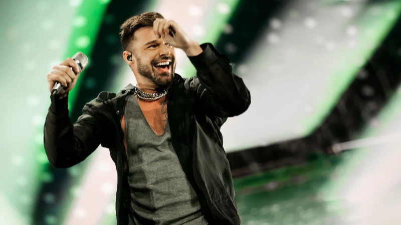 ÜNLÜ YILDIZ RICKY MARTIN, REGNUM CARYA